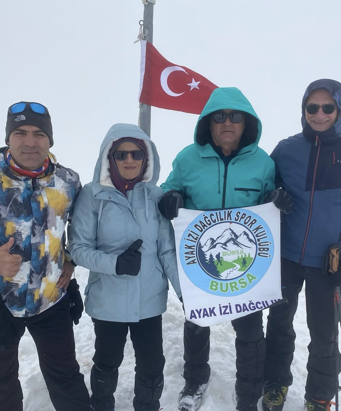 uludagin zirvesindeki donmus turk bayragini dagcilar degistirdi 2 keKkBsD3