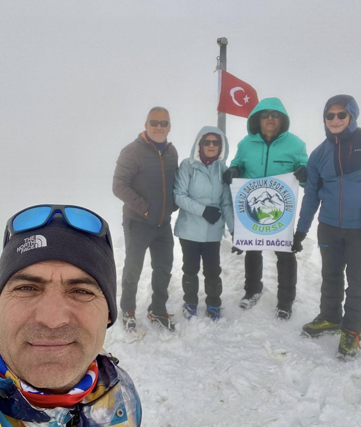 uludagin zirvesindeki donmus turk bayragini dagcilar degistirdi 3 tuwOrPVT