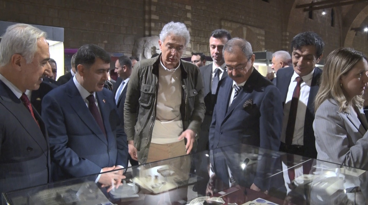 uluslararasi kazilarin urunu karkamis eserleri sergide 100 yillik parca tamamlandi 2 bkImFjcC