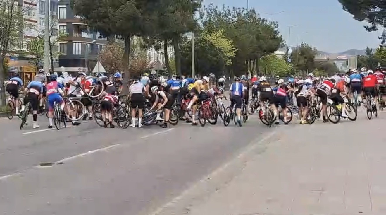 Uluslararası Samsun Gran Fondo Yarışında korkutan kaza: 2 yaralı 4 uluslararasi samsun gran fondo yarisinda korkutan kaza 2 yarali 0 PVmiqjtS