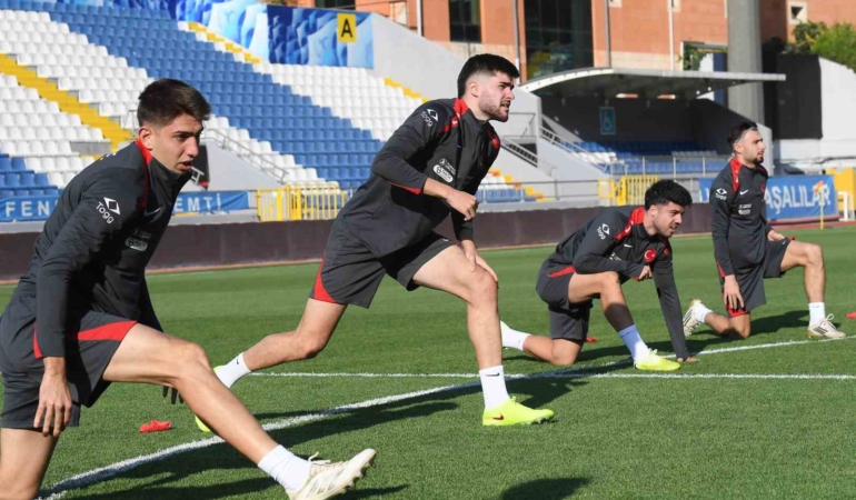 umit-milli-futbol-takimi-ukrayna-maci-hazirliklarini-tamamladi-PEeueELn.jpg