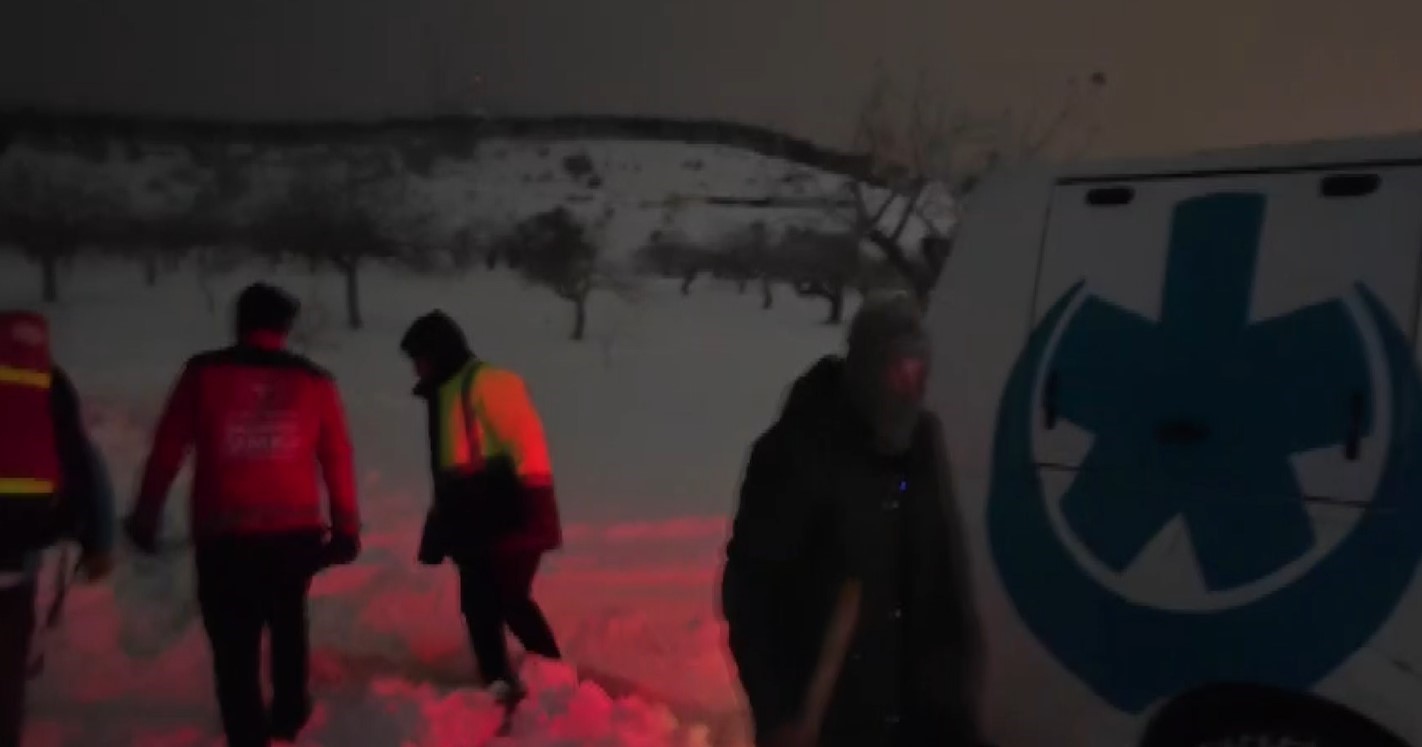 umke araclari kara saplaninca vakaya yuruyerek ulasti 5 6rmizYW5