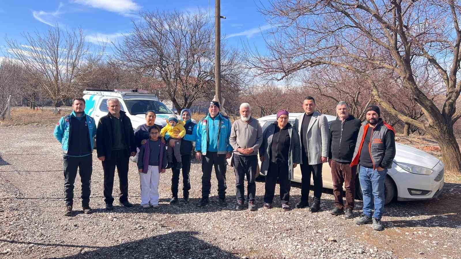 umke ekipleri enkazdan kurtardiklari depremzede aileyle 3 yil sonra bulustu 1 aTnkIpJB