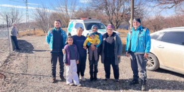 umke-ekipleri-enkazdan-kurtardiklari-depremzede-aileyle-3-yil-sonra-bulustu-6pAkcUeP.jpg