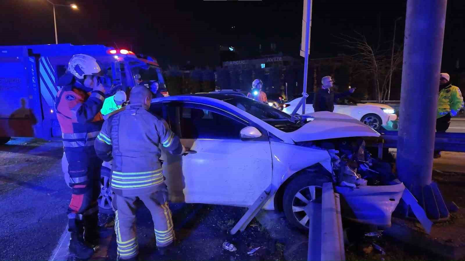 umraniyede alkollu surucunun kullandigi otomobil bariyerlere saplandi 2 yarali 0 eIyW2gC5