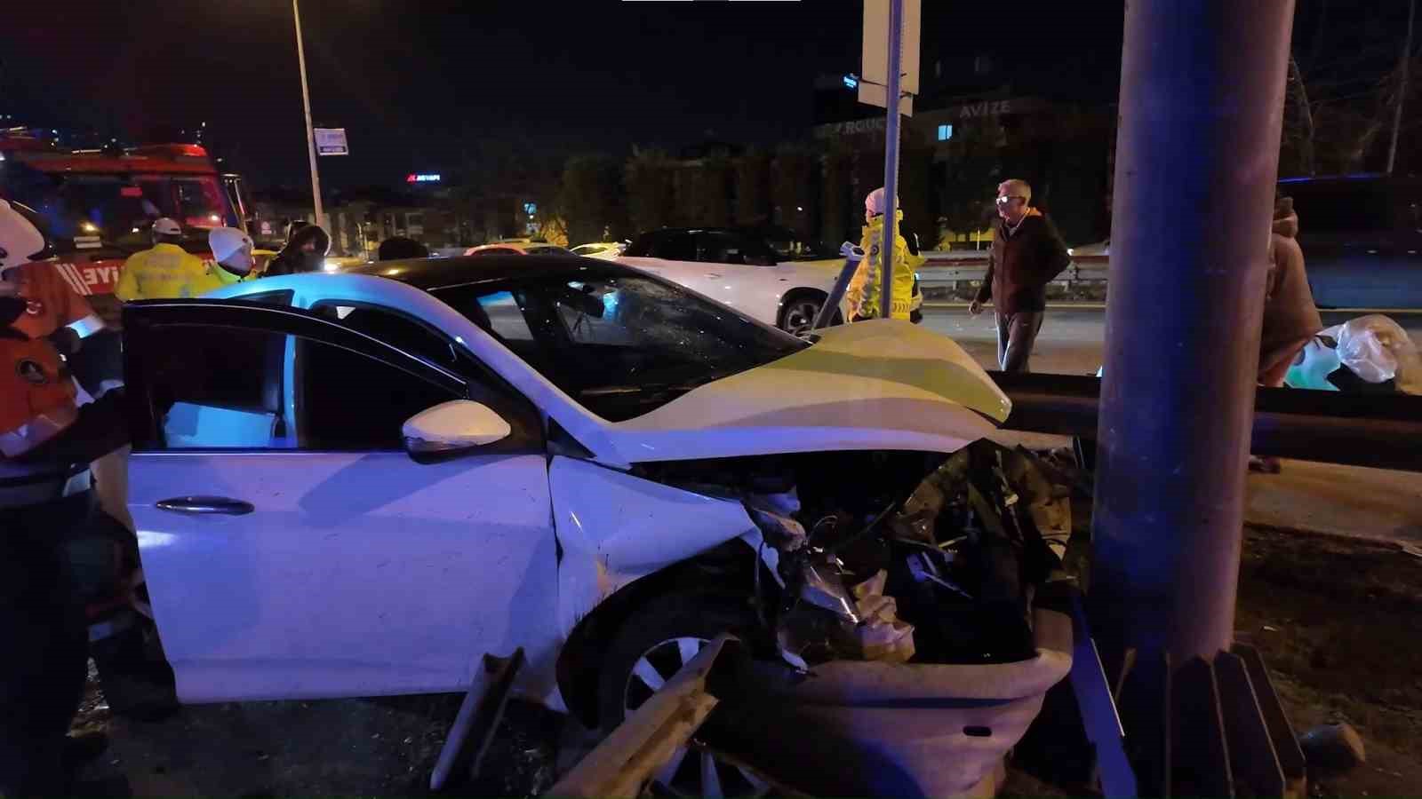 umraniyede alkollu surucunun kullandigi otomobil bariyerlere saplandi 2 yarali 1 eM8dm2El