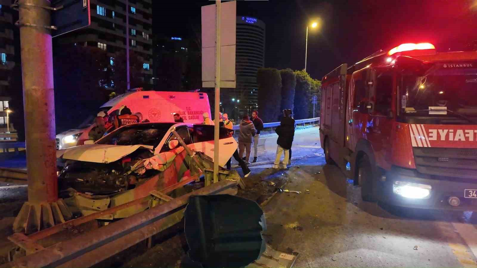 umraniyede alkollu surucunun kullandigi otomobil bariyerlere saplandi 2 yarali 2 89Rmq1EQ