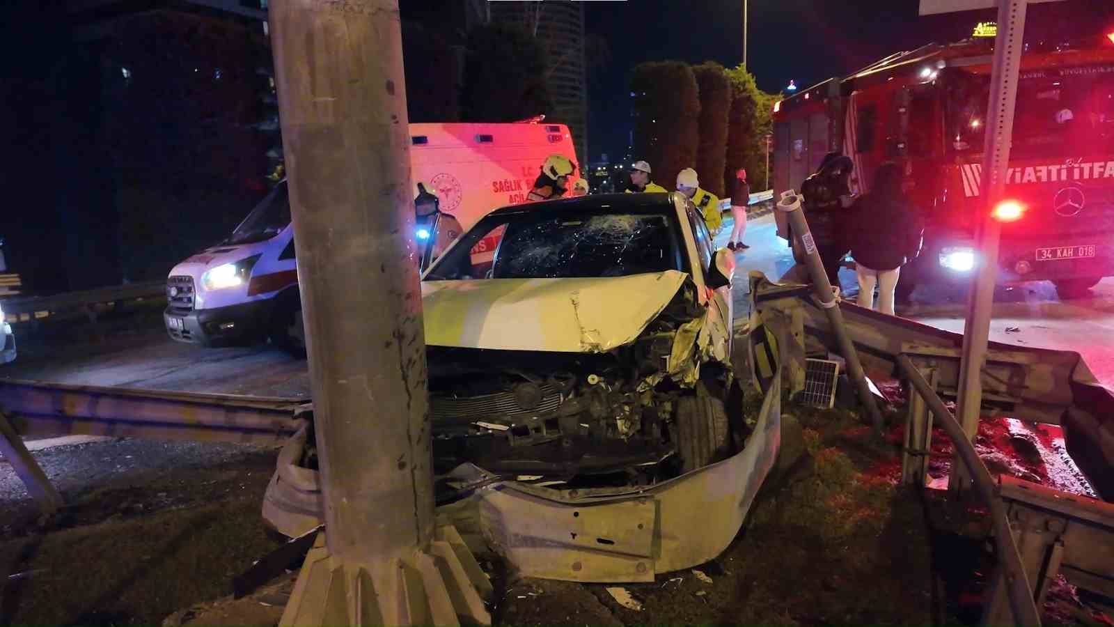 umraniyede alkollu surucunun kullandigi otomobil bariyerlere saplandi 2 yarali 3