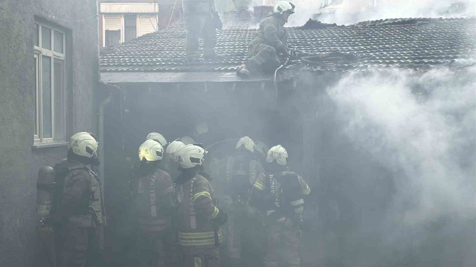 umraniyede depo yangini bir isci dumandan etkilendi 2 66lDTDRD