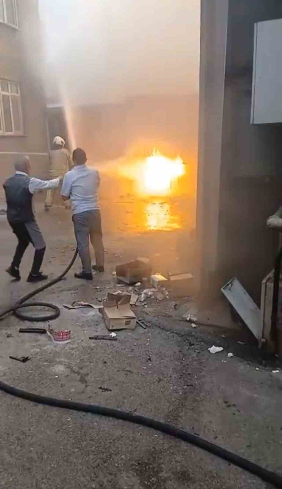umraniyede depo yangini bir isci dumandan etkilendi 3 cBIa76ez