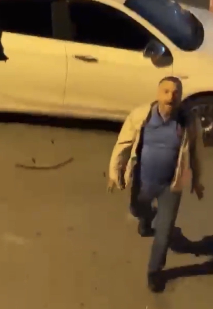 Ümraniye’de eşinin ve komşusunun otomobiline sopayla zarar veren kişi kamerada 4 umraniyede esinin ve komsusunun otomobiline sopayla zarar veren kisi kamerada 0 ng6B4ygr