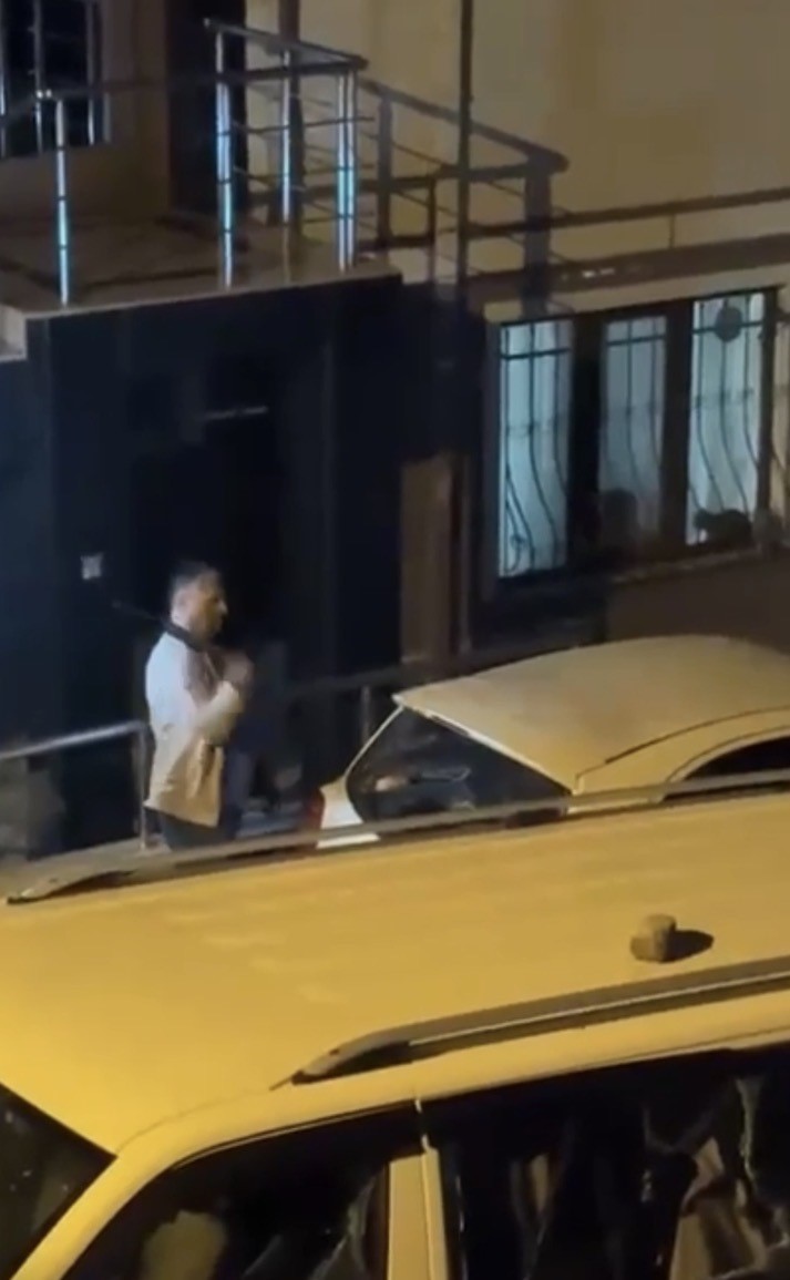 Ümraniye’de eşinin ve komşusunun otomobiline sopayla zarar veren kişi kamerada 5 umraniyede esinin ve komsusunun otomobiline sopayla zarar veren kisi kamerada 1 Tl71kf7u