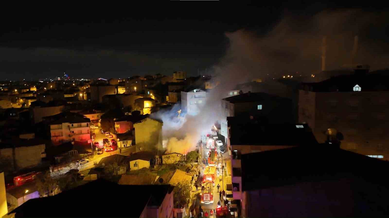umraniyede gecekondu yangini ev kullanilamaz hale geldi 3 avwh2yEP
