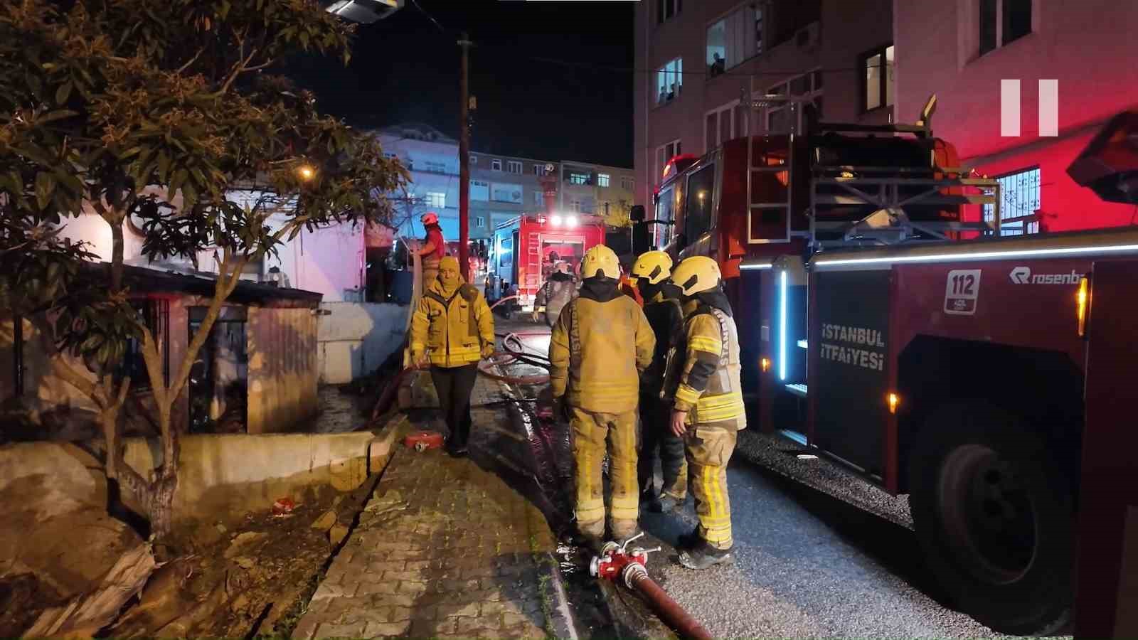 umraniyede gecekondu yangini ev kullanilamaz hale geldi 4 23Gzfvlh