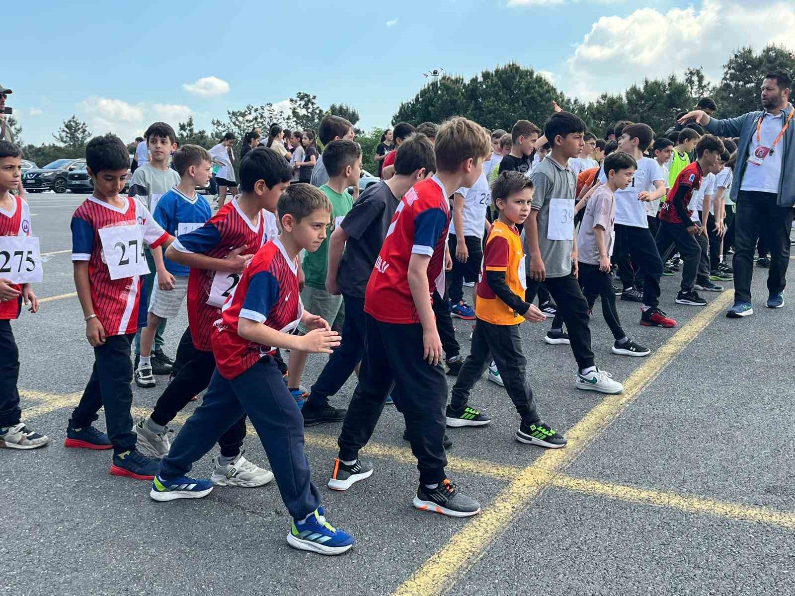 umraniyede genc sporcular kros parkurunda yaristi 0 lqkQFSKn