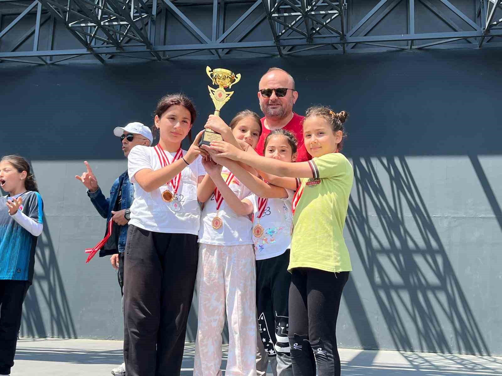 umraniyede genc sporcular kros parkurunda yaristi 1 XBngRiDk
