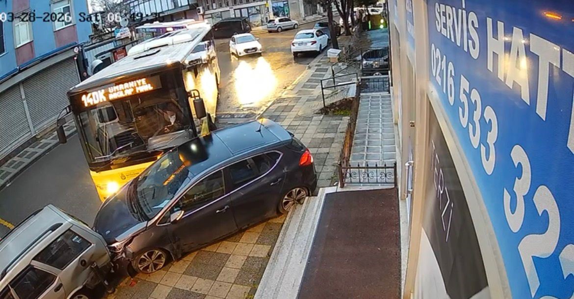 umraniyede iett otobusu park halindeki araclara carpti 0 7bu3DBTe
