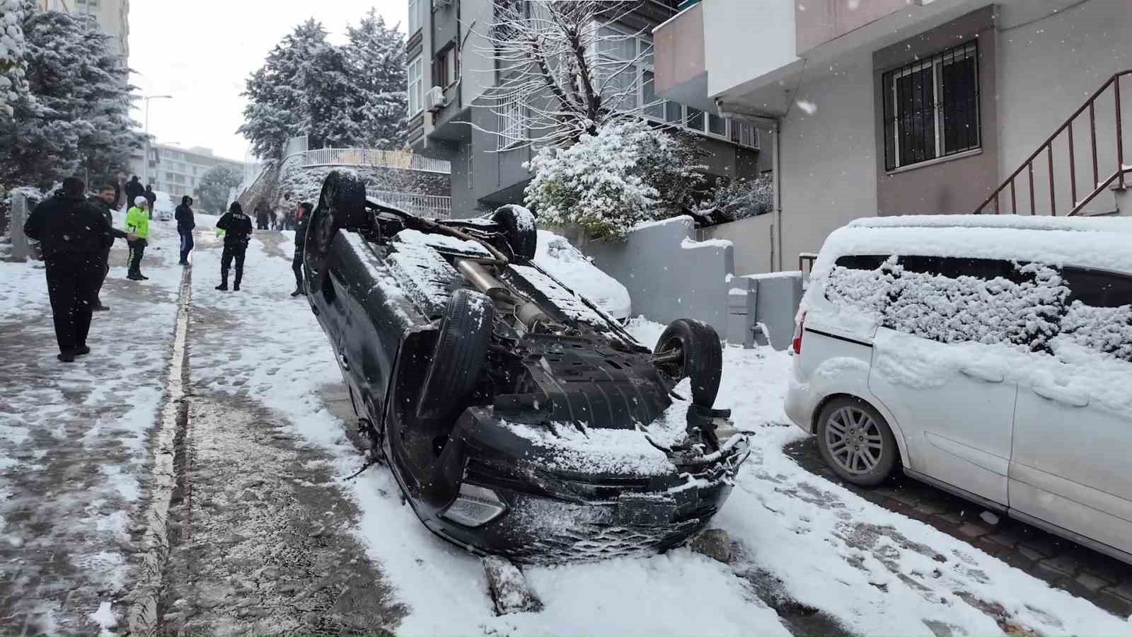 umraniyede kontrolden cikan otomobil takla atti 3 yarali 2 bWwfwY3k