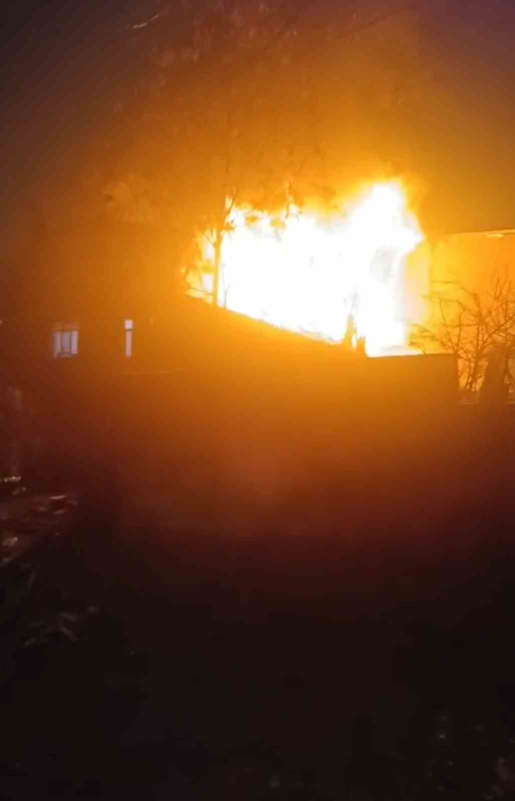 Ümraniye’de korkutan çatı yangını 4 umraniyede korkutan cati yangini 0 rrtE96Jl