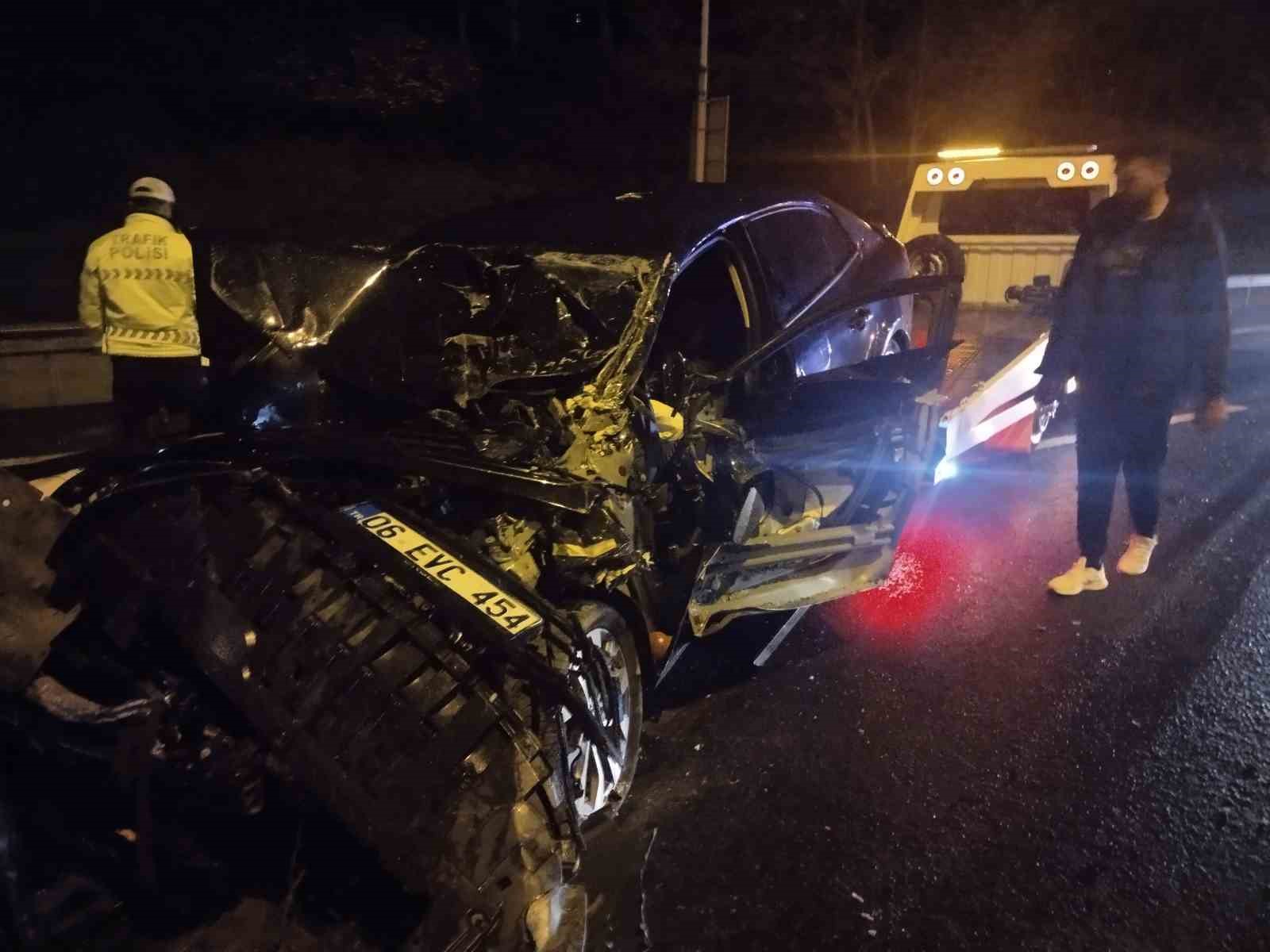 umraniyede otomobil seyir halindeki kamyonete carpti 2 yarali 1 PrKahTkY
