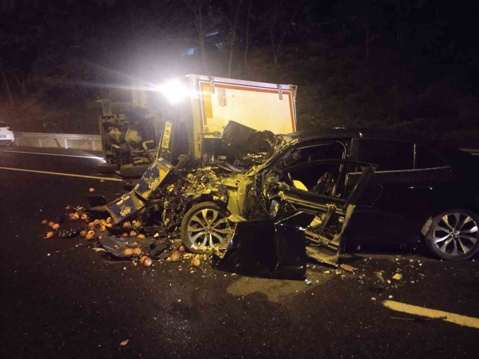 Ümraniye’de otomobil, seyir halindeki kamyonete çarptı : 2 yaralı 6 umraniyede otomobil seyir halindeki kamyonete carpti 2 yarali 2 YvWlj7nX