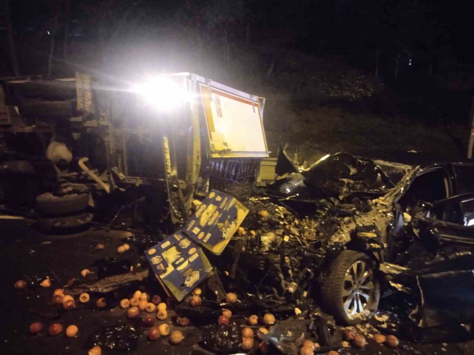 umraniyede otomobil seyir halindeki kamyonete carpti 2 yarali 4 r56OkkVO