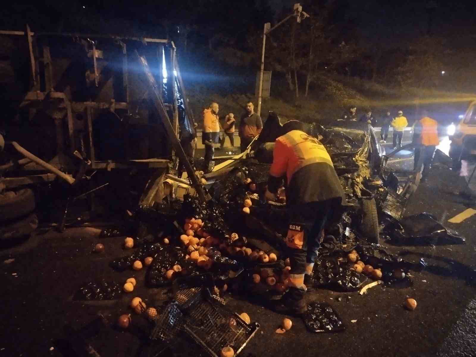 umraniyede otomobil seyir halindeki kamyonete carpti 2 yarali 5