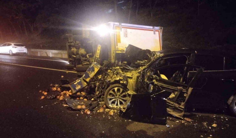 umraniyede-otomobil-seyir-halindeki-kamyonete-carpti-2-yarali-Vlc2NzV6.jpg