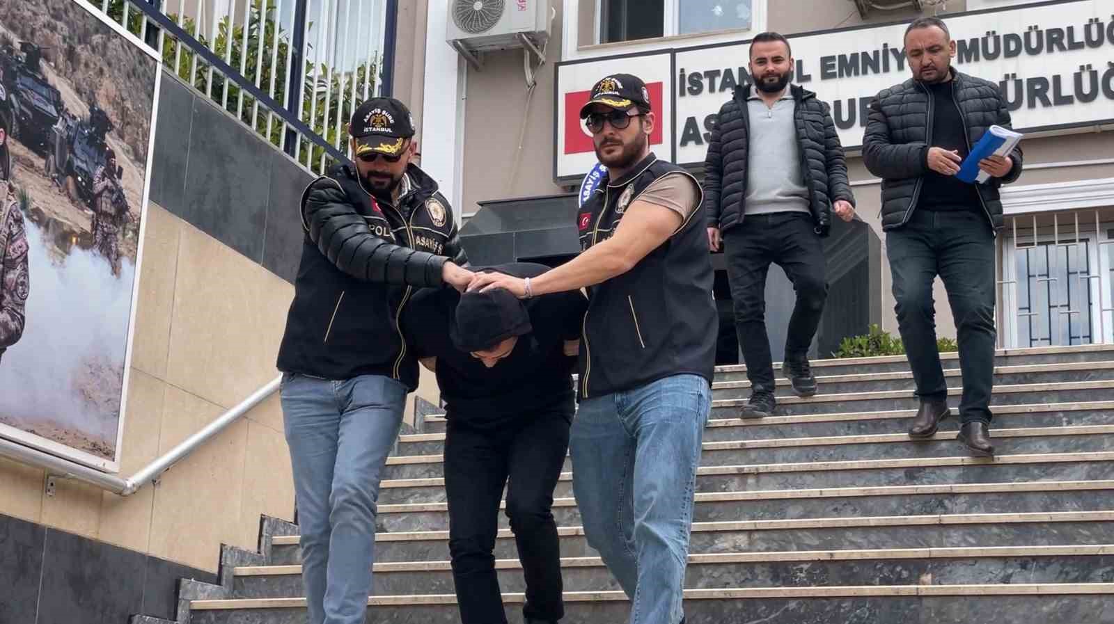 umraniyede park halindeki araci silah zoruyla gasp eden supheli tutuklandi 1 KwXH1Jvn