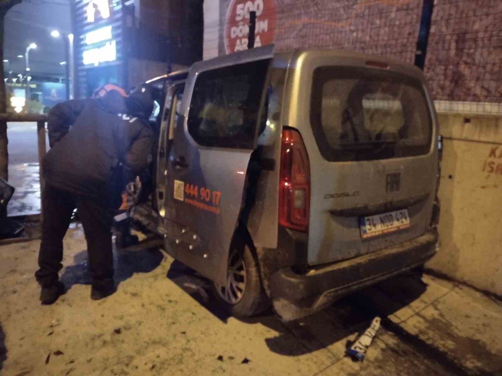 umraniyede trafik kazasi 2si agir 3 yarali 0 vTFAaOyC