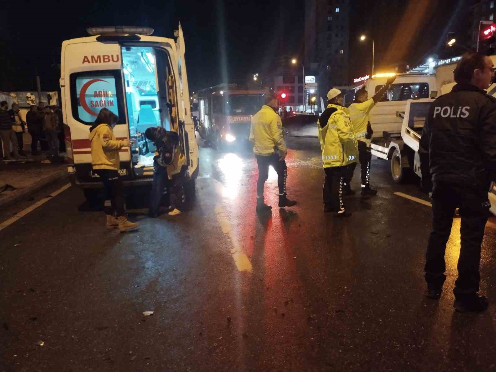 umraniyede trafik kazasi 2si agir 3 yarali 1 XjU7g6SN