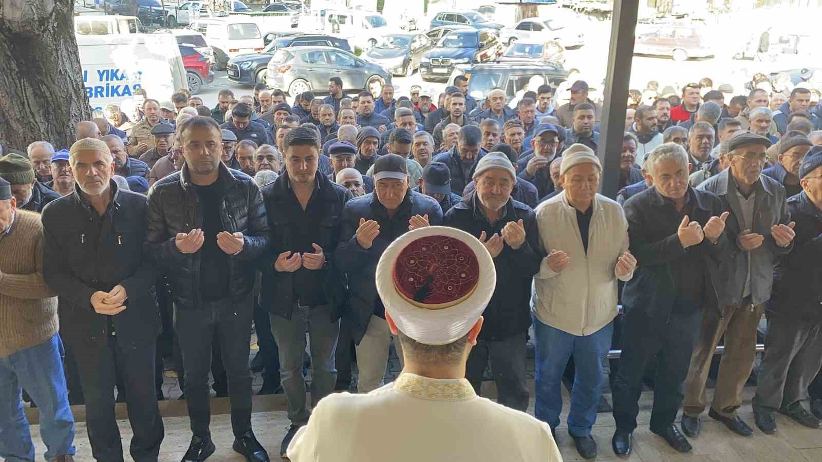 umre icin gittigi kutsal topraklarda hayatini kaybetti giyabi cenaze namazi kilindi 2 qkwjNQ11