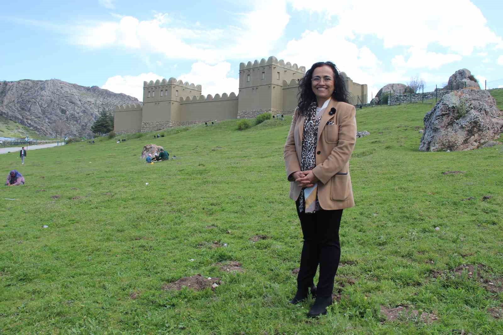 unesco komitesi uyesi prof dr ozunel hattusa unesconun dunya ve insanliga baris getirme idealinin 2WXbU8Vb
