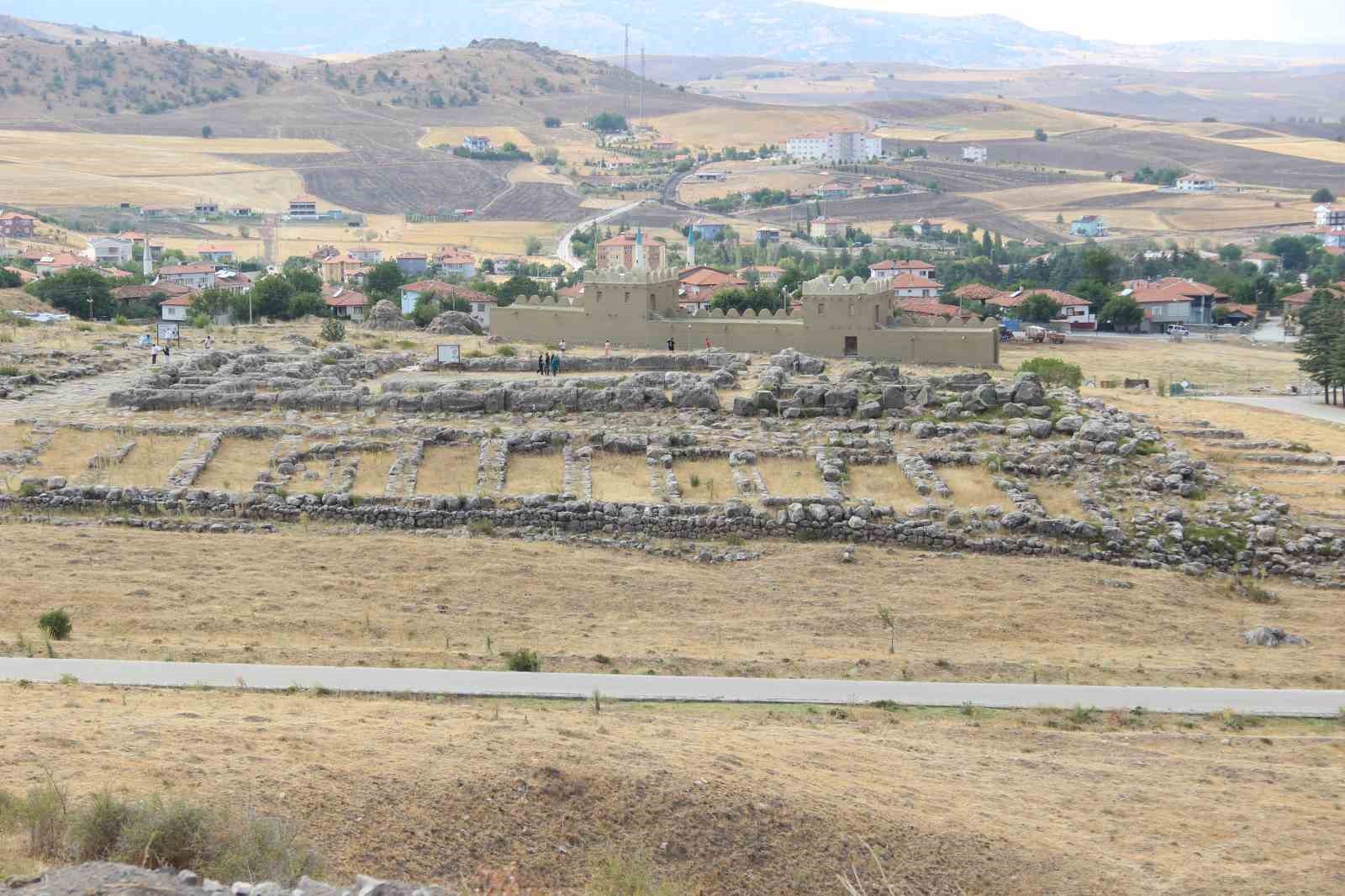 unesco komitesi uyesi prof dr ozunel hattusa unesconun dunya ve insanliga baris getirme idealinin THsD6qXS