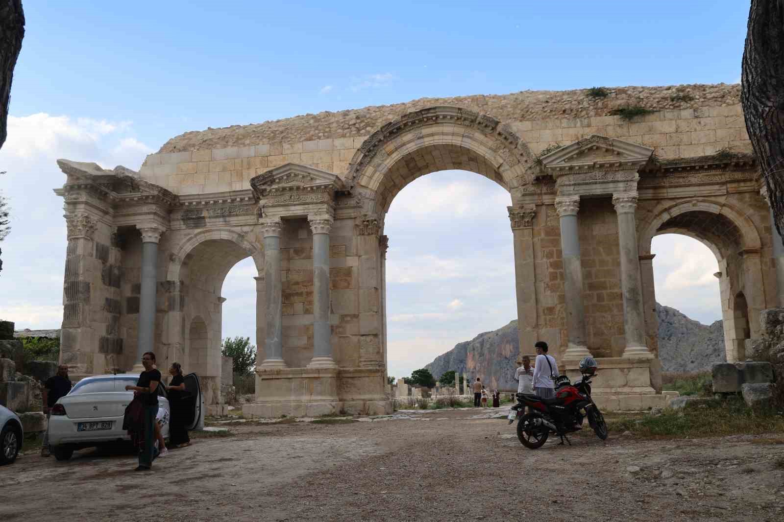 unesco listesindeki anavarza antik kenti ziyaretcilerini agirliyor 2 gKzeh8zl