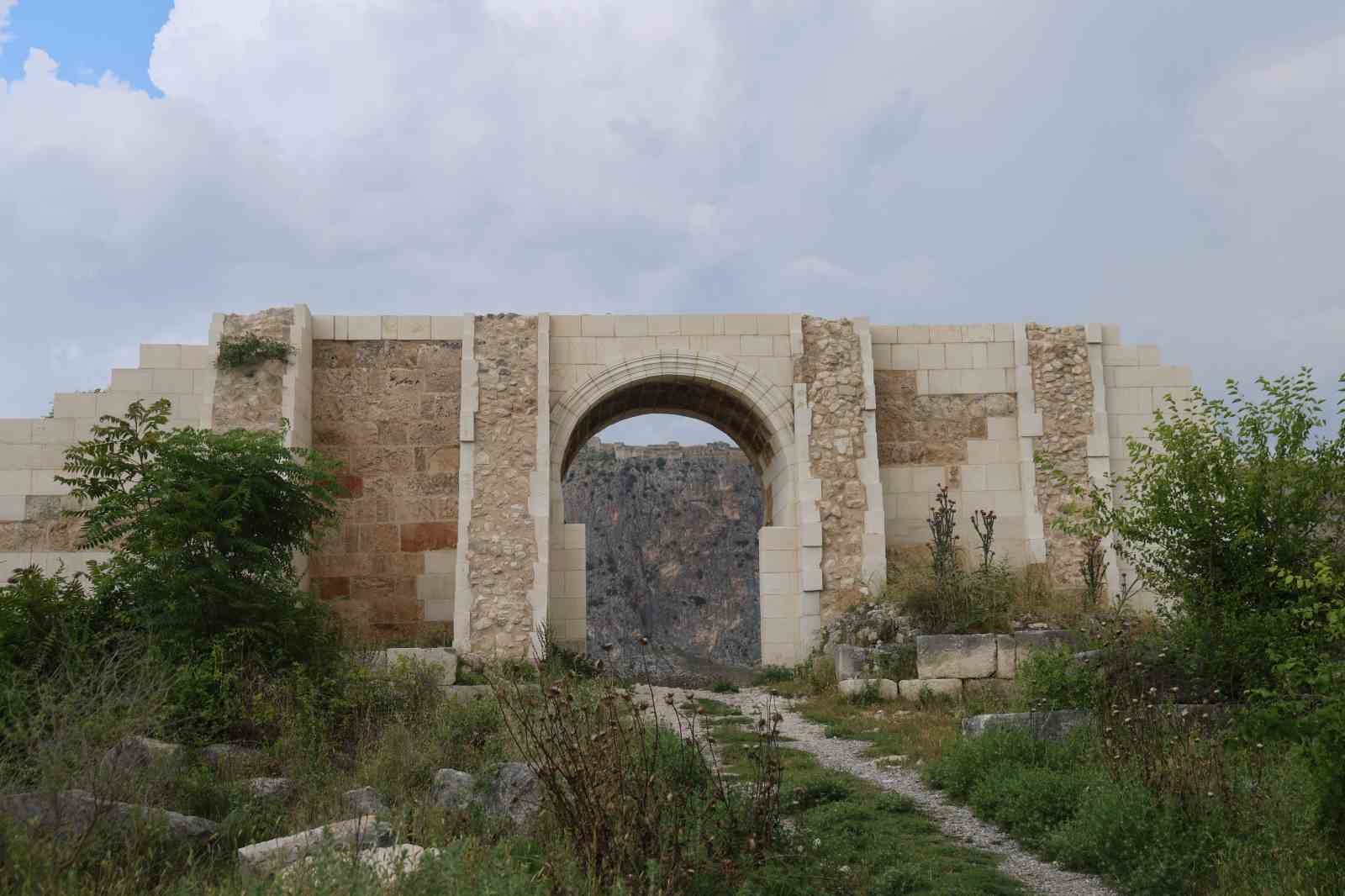 unesco listesindeki anavarza antik kenti ziyaretcilerini agirliyor 5 TPSmErtI