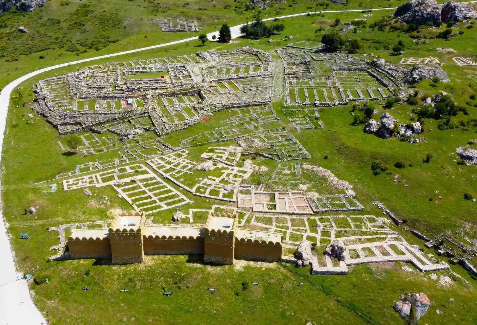 unesco mirasi hattusada 7 bin yillik tarihe yuruyus dogaseverler hitit yolunda bulustu 0