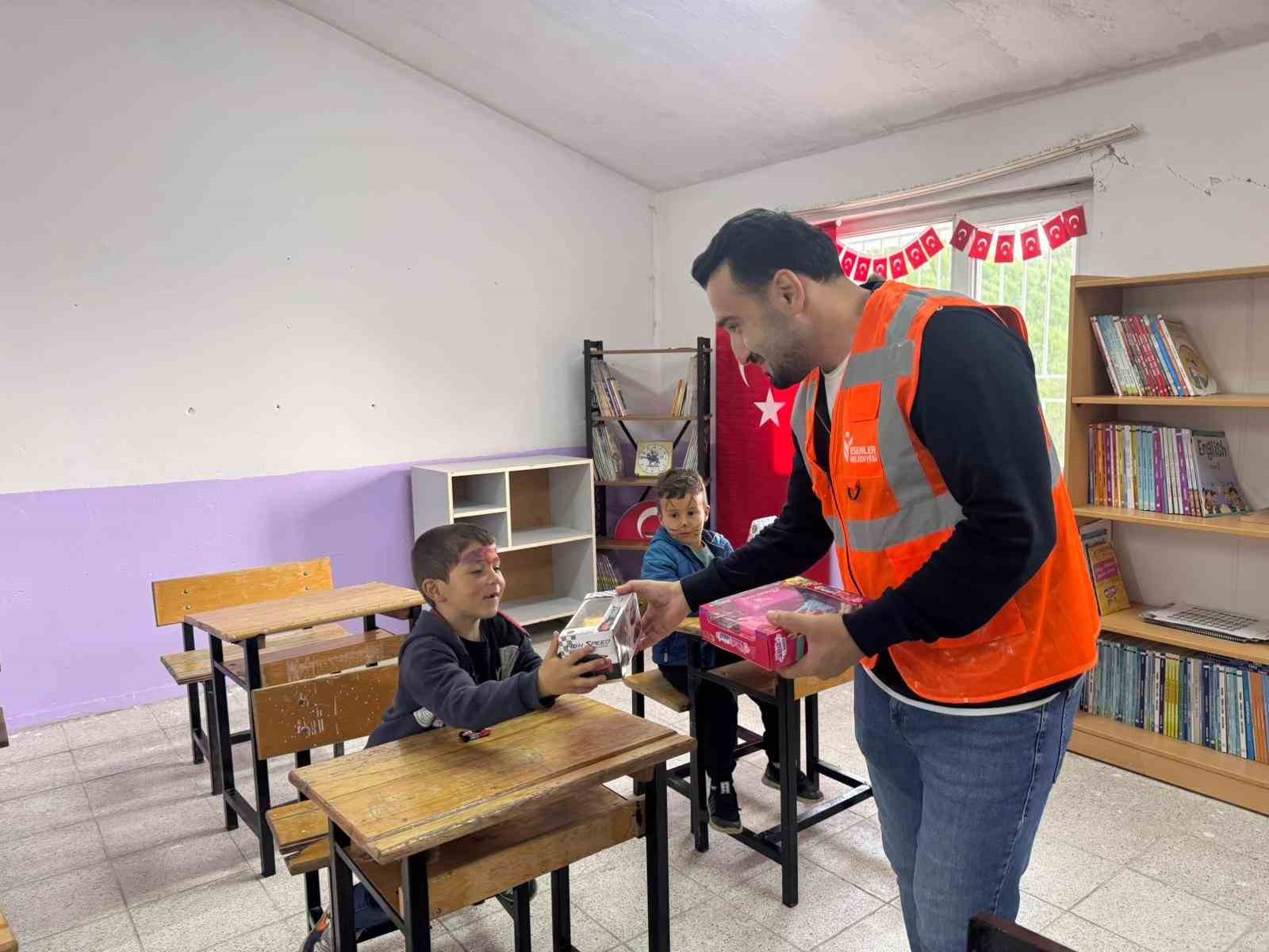 Üniversite öğrencileri 6 öğrencili köy okulunu yeniledi 5 universite ogrencileri 6 ogrencili koy okulunu yeniledi 1 eARXHeK1