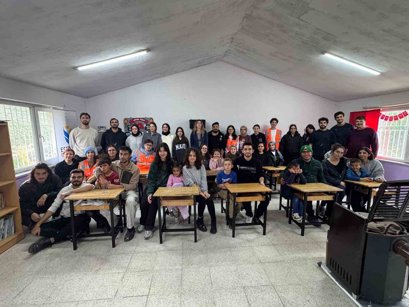 Üniversite öğrencileri 6 öğrencili köy okulunu yeniledi 6 universite ogrencileri 6 ogrencili koy okulunu yeniledi 2 5lk114Za