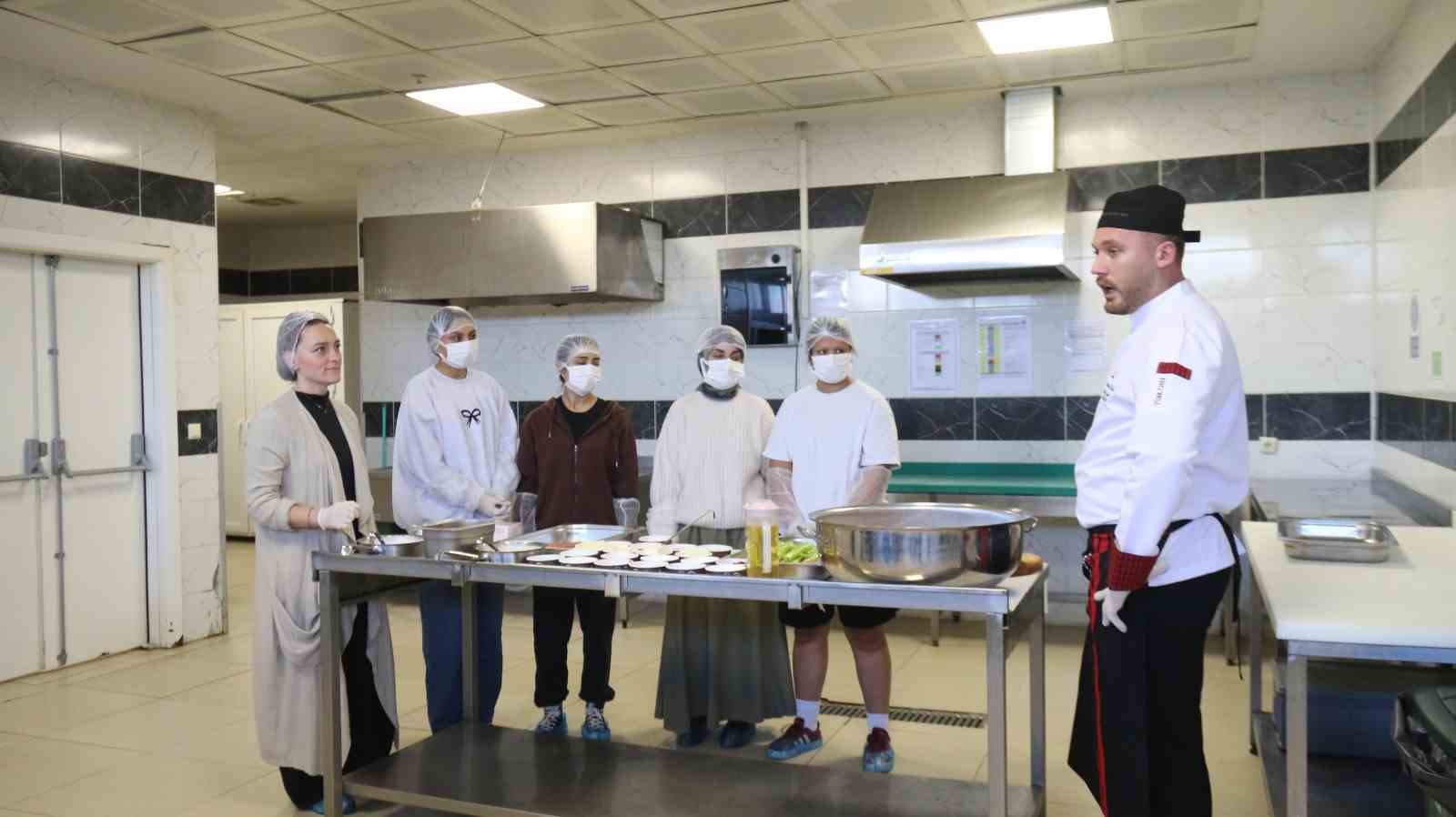 Üniversite öğrencileri Eskişehir’in yöresel lezzetleri için mutfağa girdi 7 universite ogrencileri eskisehirin yoresel lezzetleri icin mutfaga girdi 3 QcvE3wH1