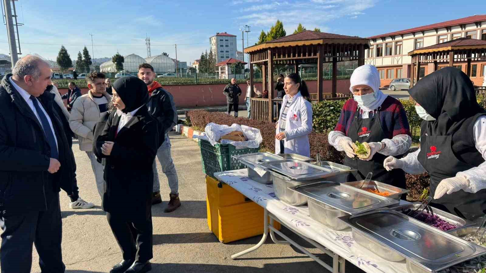 universite ogrencileri hamsi festivaliyle moral depoladi 1 7sgJszvz