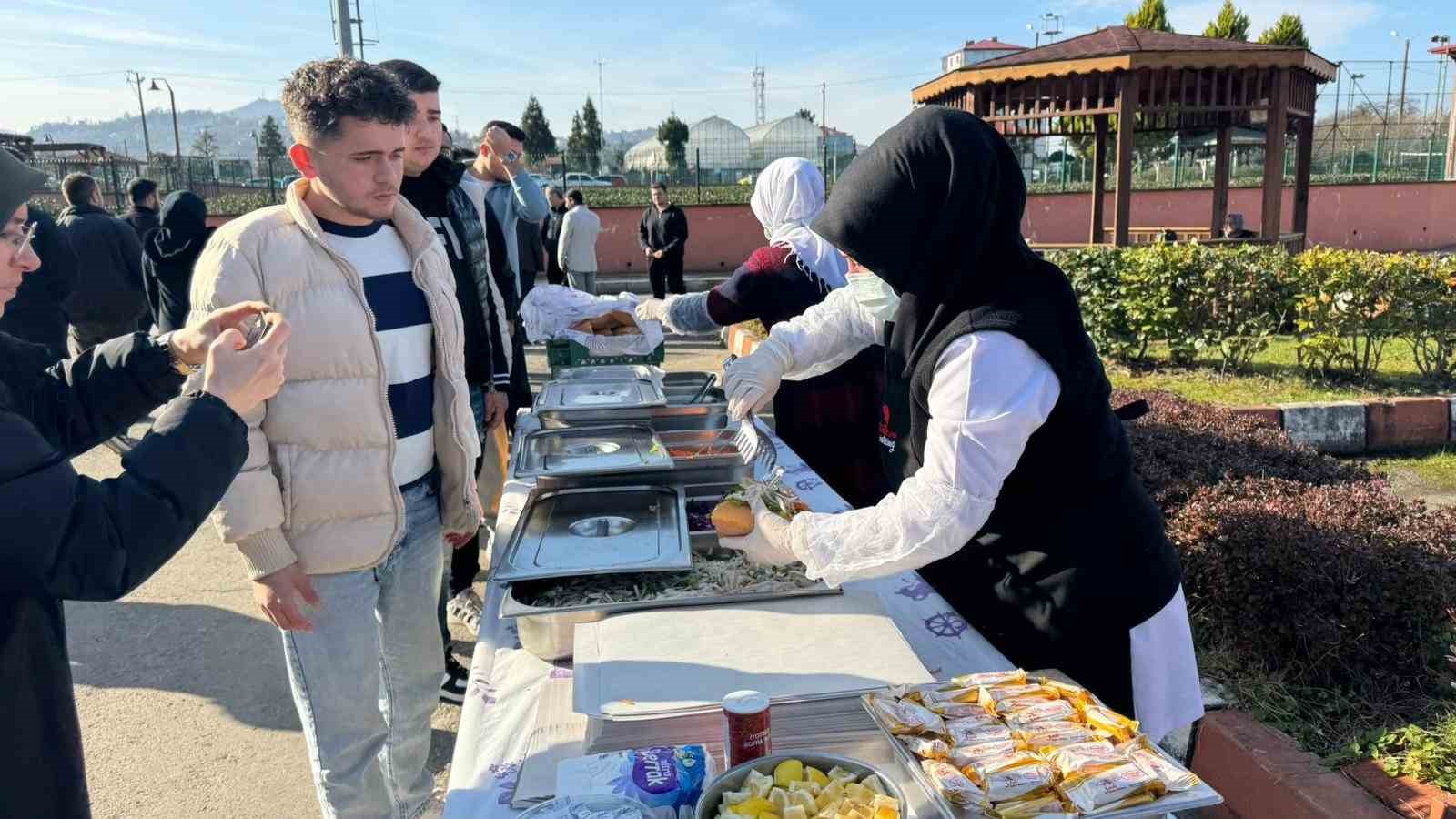 universite ogrencileri hamsi festivaliyle moral depoladi 4 NLyyHvfs