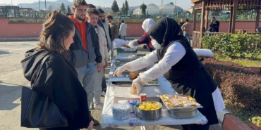 universite-ogrencileri-hamsi-festivaliyle-moral-depoladi-lZUEfHyc.jpg