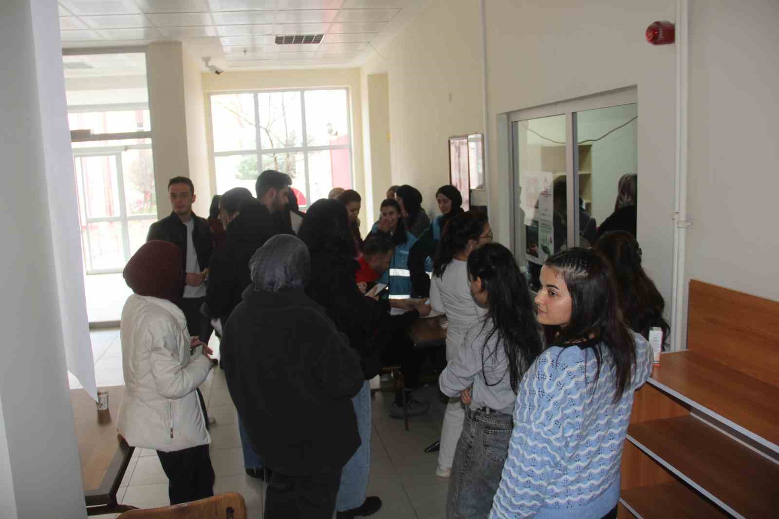 universite ogrencileri kan bagisi icin siraya girdi 0 5Isbz626