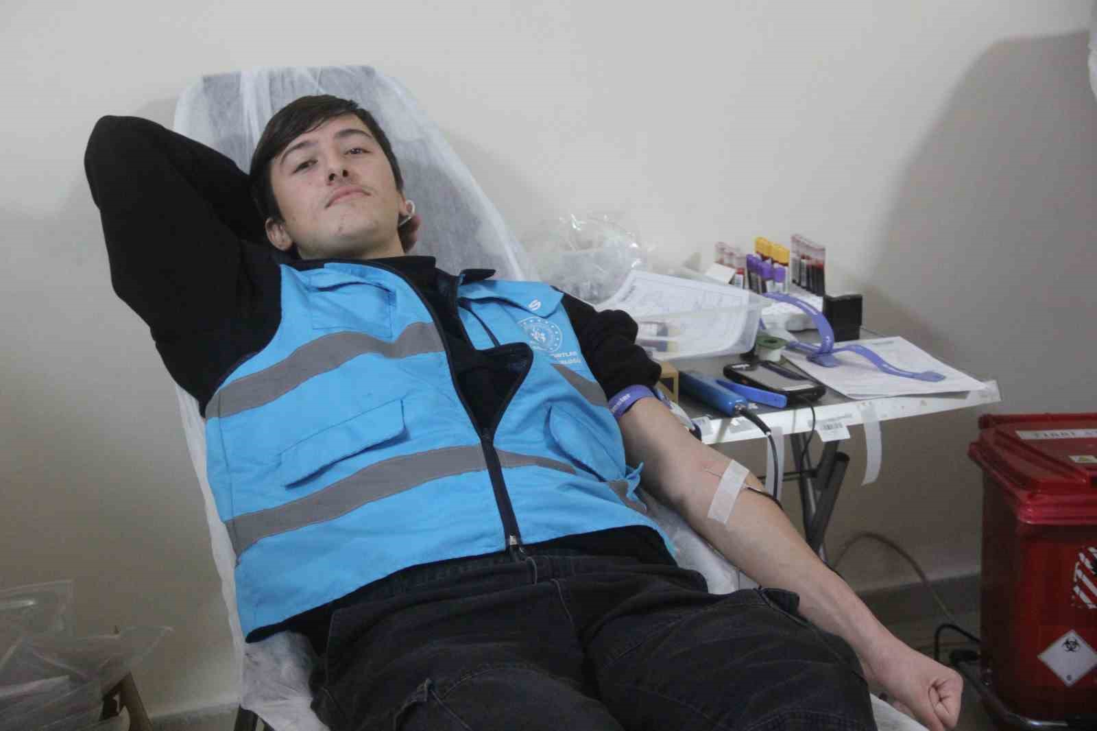 universite ogrencileri kan bagisi icin siraya girdi 1 qOQy8ZCs