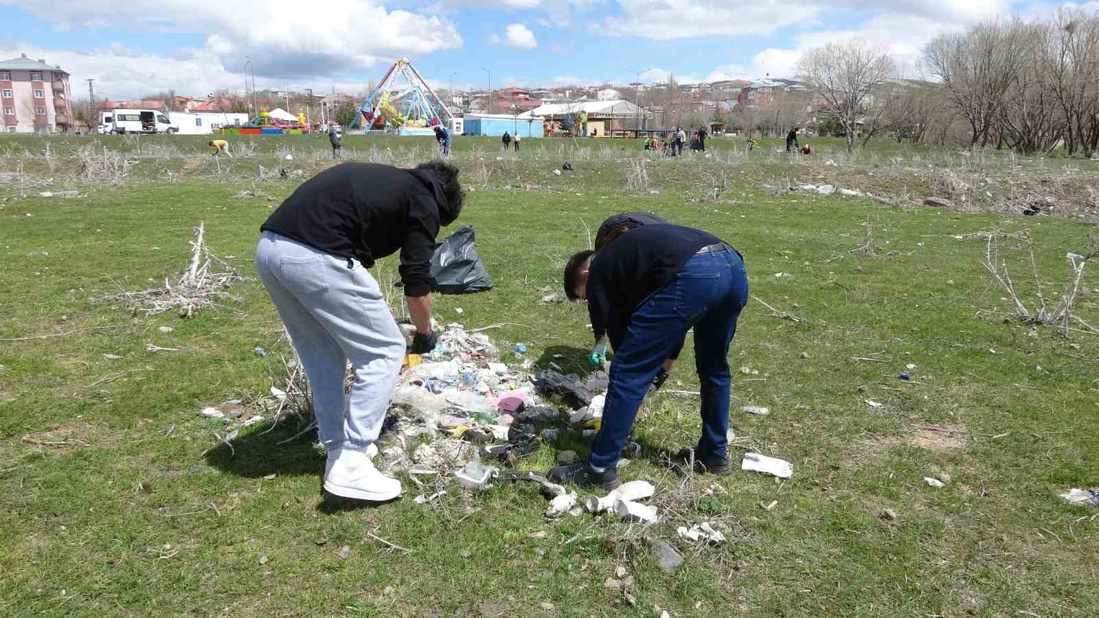 Üniversite öğrencileri, Kura Nehri çevresinde çöp topladı 14 universite ogrencileri kura nehri cevresinde cop topladi 10