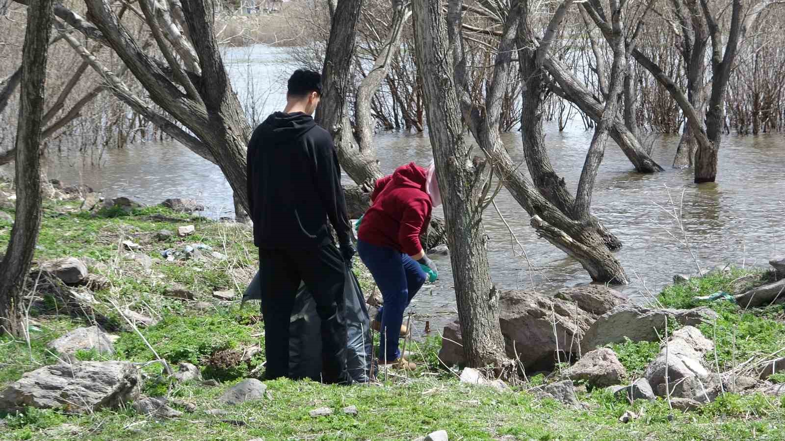 Üniversite öğrencileri, Kura Nehri çevresinde çöp topladı 6 universite ogrencileri kura nehri cevresinde cop topladi 2 FWfCkcsR