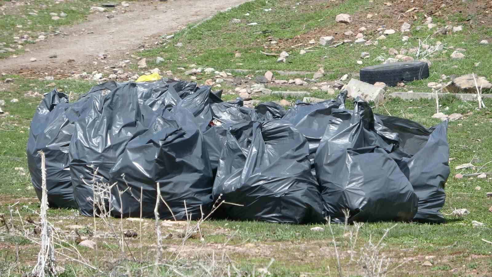 Üniversite öğrencileri, Kura Nehri çevresinde çöp topladı 8 universite ogrencileri kura nehri cevresinde cop topladi 4