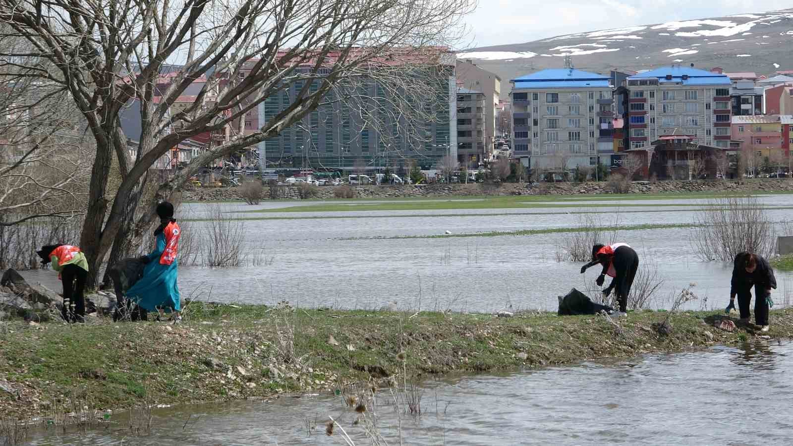 Üniversite öğrencileri, Kura Nehri çevresinde çöp topladı 9 universite ogrencileri kura nehri cevresinde cop topladi 5 ztaThu9y
