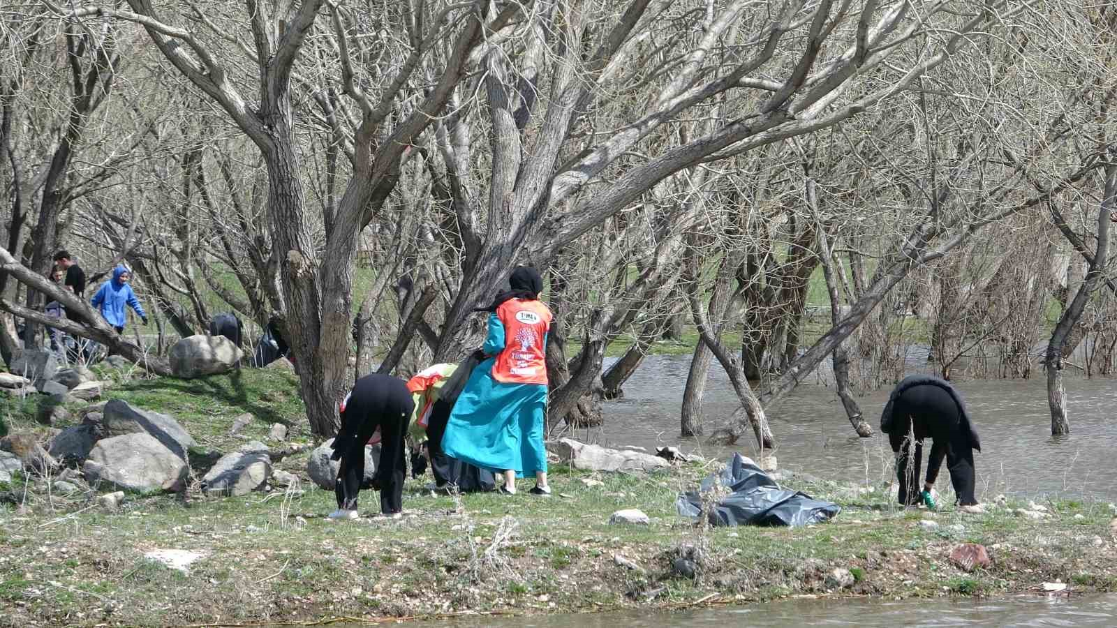 Üniversite öğrencileri, Kura Nehri çevresinde çöp topladı 11 universite ogrencileri kura nehri cevresinde cop topladi 7